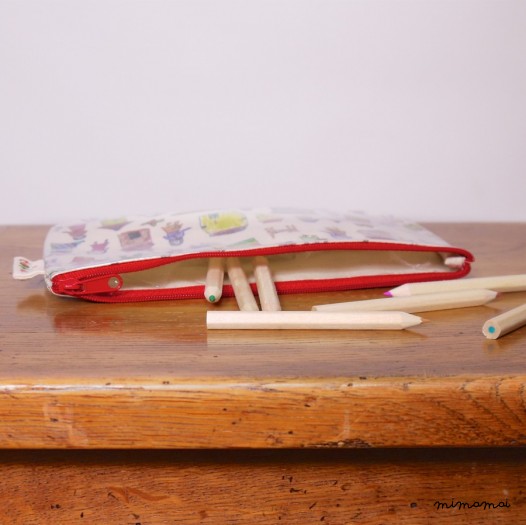 T&ograve;he laminated "My House" pencil case