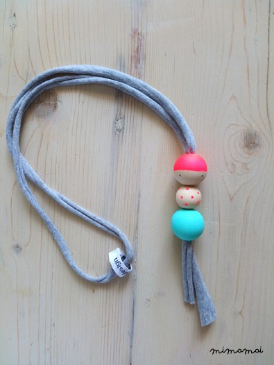 Collana MjMj doll FLUO in legno naturale dipinta a mano