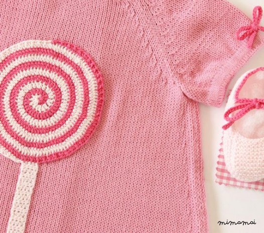 Maglia bambino vestito rosa con un lecca-lecca all'uncinetto.