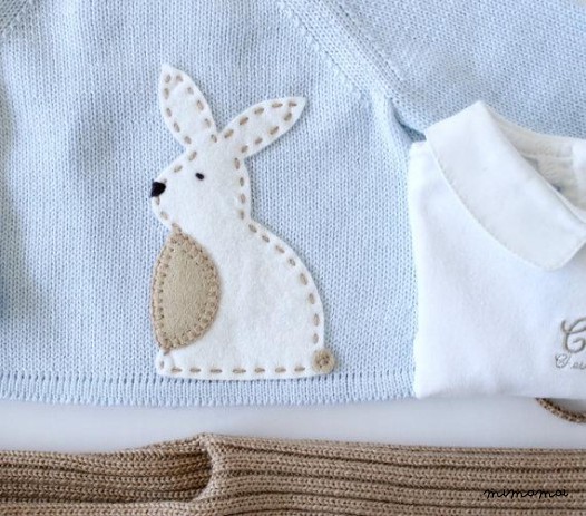 Maglione lavorato a maglia e pantaloni a costine. Morbido blu e cammello.