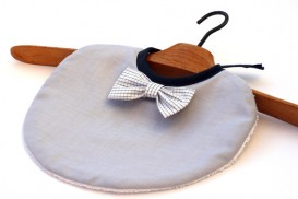 mode-bebe-bavoir-chic-noeud-papillon-gris-cla-17194175-bavoir-chic-noeda9b-cd433_570x0