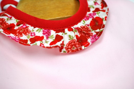 bavoir-bebe-fille-rouge-rose-fleur-colerette