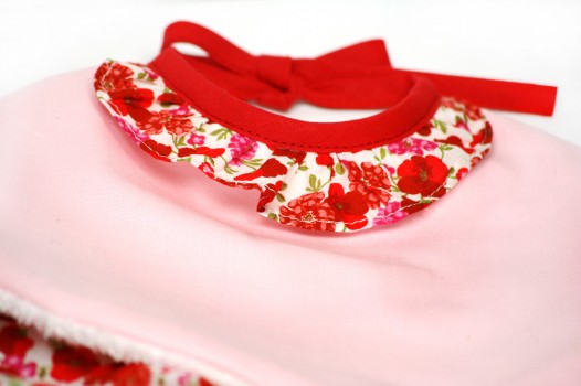 bavoir-bebe-fille-rouge-rose-fleur-colerette-chic