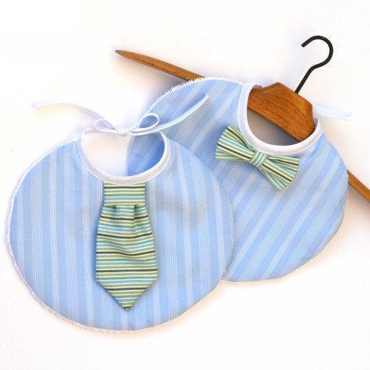 Bavoir-chic-cravate-noeud-papillon-bebe-bleu-ciel-rayures-vertes-1