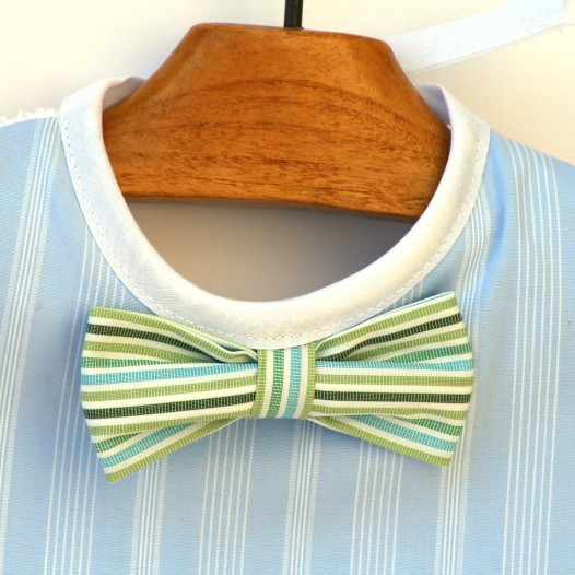 Bavoir-chic-noeud-papillon-bebe-bleu-ciel-rayures-vertes-2