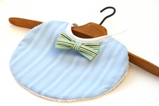 Bavoir-chic-noeud-papillon-bebe-bleu-ciel-rayures-vertes-3