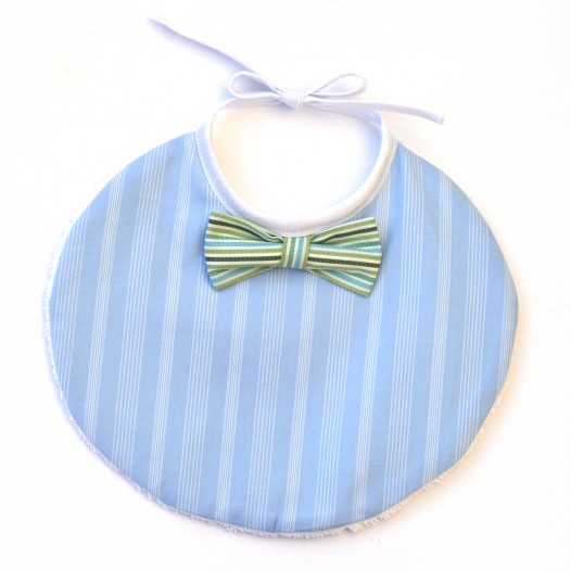 Bavoir-chic-noeud-papillon-bebe-bleu-ciel-rayures-vertes-4