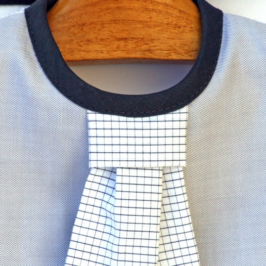 Bavoir-chic-cravate-bebe-garcon-gris-carreaux-3