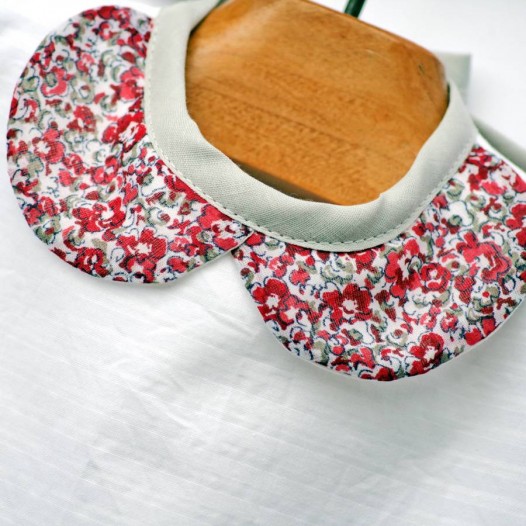 Bavoir-chic-col-Claudine-lin-blanc-fleuri-rouge-6