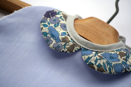 Bavoir-chic-col-Claudine-Liberty-Poppy-bleu-3