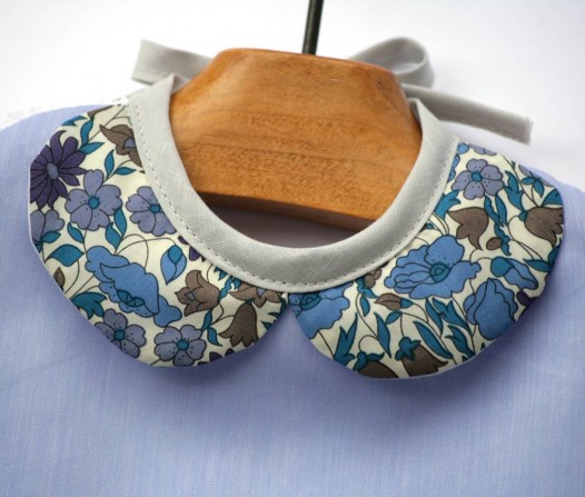 Bavoir-chic-col-Claudine-Liberty-Poppy-bleu-4