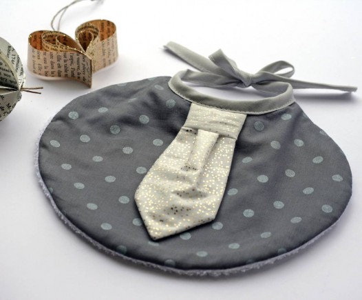 Bavoirs-de-Noel-gros-pois-gris-cravate-ecrue-1