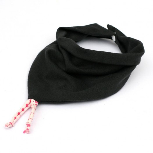 Bavoir-bandanas-jersey-coton-gris-anthracite-pompon-rose-1