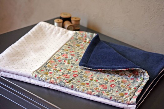 Couverture-bebe-Liberty-Betsy-porcelaine-polaire-marine-toronto-6