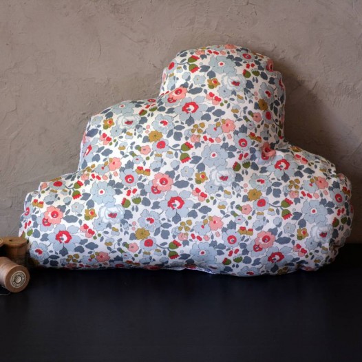 Coussin-nuage-Liberty-Betsy-porcelaine-pois-argent-1