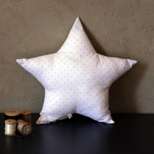 Coussin-etoile-Liberty-Betsy-porcelaine-pois-argent-1