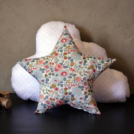 Coussin-etoile-Liberty-Betsy-porcelaine-pois-argent-3