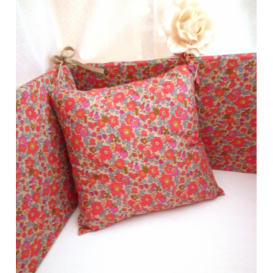 Coussin en Liberty Betsy fluo th&eacute; et coton beige d&eacute;houssable