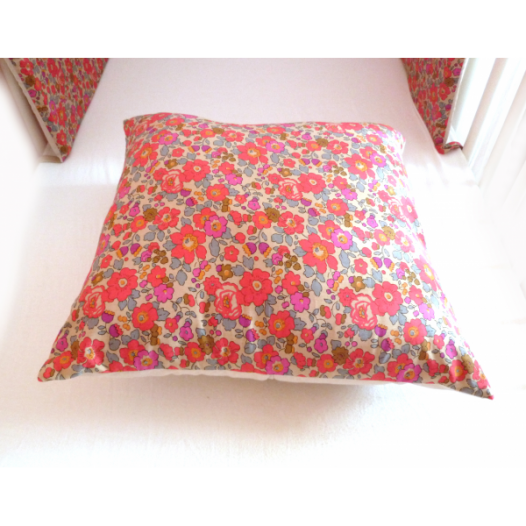 coussin-en-liberty-betsy-fluo-the-et-coton-bdddeige-dehoussable-.jpg