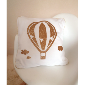 Coussin en coton blanc montgolfi&egrave;re dor&eacute;e d&eacute;houssable