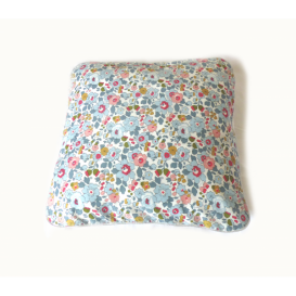 Coussin en Liberty betsy porcelaine et coton blanc d&eacute;houssable