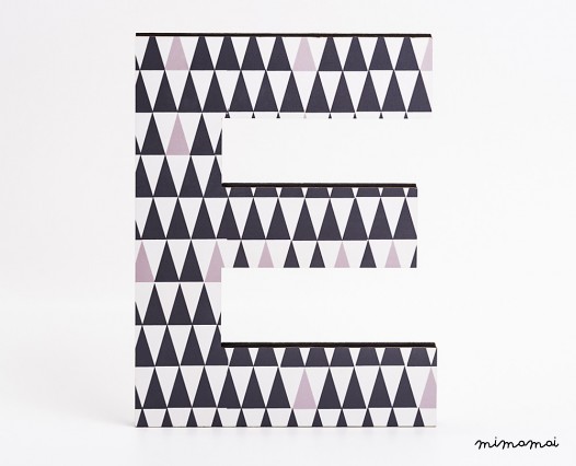 lettera in legno E - trama triangoli neri