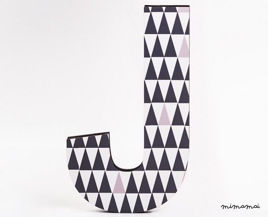 lettera in legno J - trama triangoli neri
