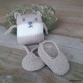 Baby shoes and knitted bear, handmade knitwear of organic cotton, beige and off white