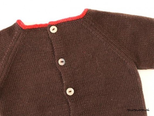 Maglione lavorato a maglia e cappuccio. Marrone rosso. Nube di feltro e le stelle.