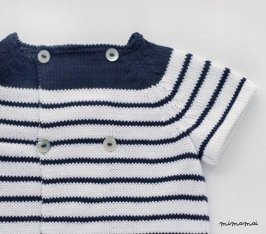 Maglia bambino insieme. Maglione e copertura del pannolino. Rosso, blu marino e bianco.