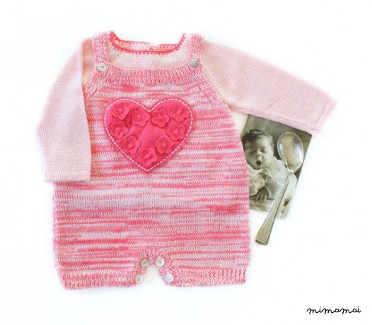 Tuta da bambino, a maglia maglione.Bambina. Rosa miscelato. Cuore di feltro e fiori.