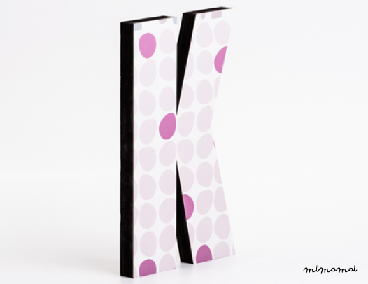 lettera in legno K - trama pallini