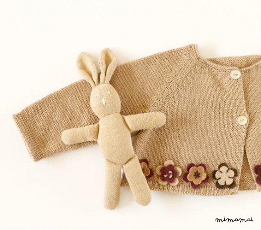 Maglia bambino piccolo cappotto in cammello con fiori di feltro.