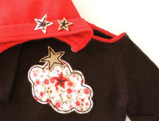 Maglione lavorato a maglia e cappuccio. Marrone rosso. Nube di feltro e le stelle.