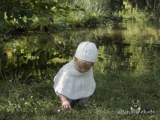 Poncho bianco con il cappello ed i guanti