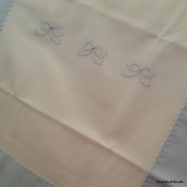 Copertina culla in piqu&eacute; di cotone ricamata a mano con nodo d'amore a punto erba