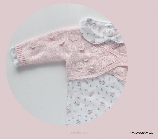Maglia bambino cache-coeur in morbido rosa con fiori all'uncinetto per una bambina.