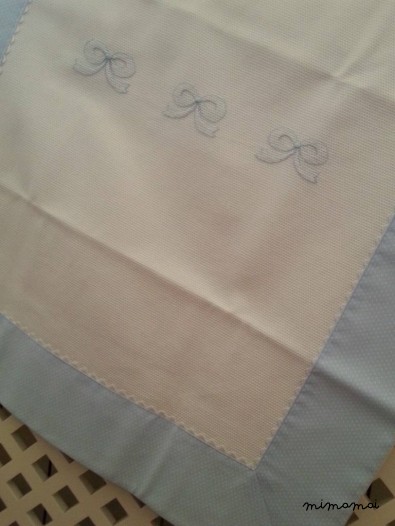 Copertina culla in piqu&eacute; di cotone ricamata a mano con nodo d'amore a punto erba