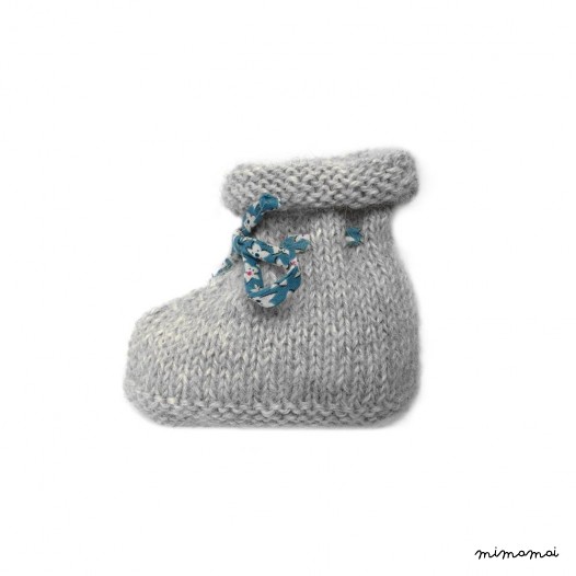 Chaussons bottines alpaga grise et ruban fleuri bleu fleurs blanches