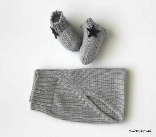 Maglia bambino insieme. Maglione, copertura del pannolino, calze. Nero e grigio.