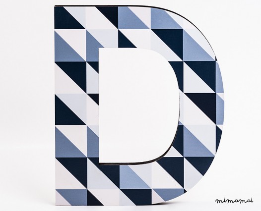 lettera in legno D - trama quadratini blu diagonale