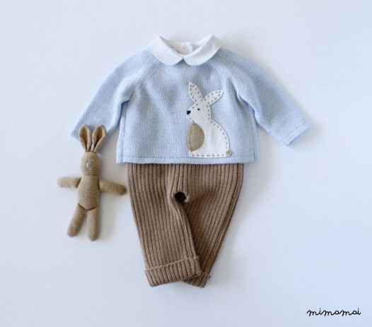 Maglione lavorato a maglia e pantaloni a costine. Morbido blu e cammello.