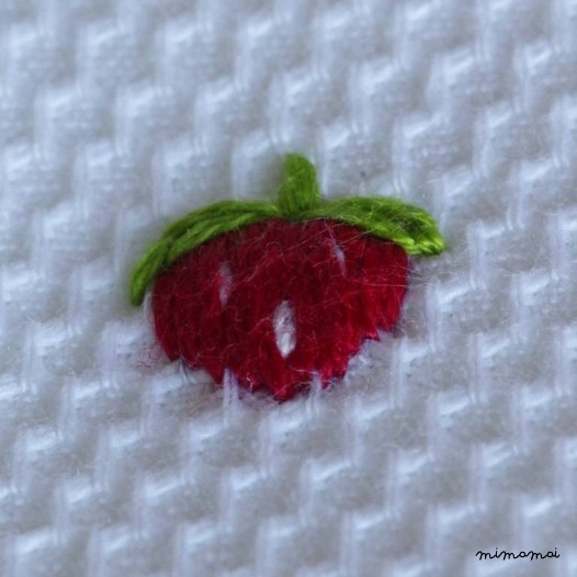 Copertina culla in piqu&eacute; di cotone ricamata a mano