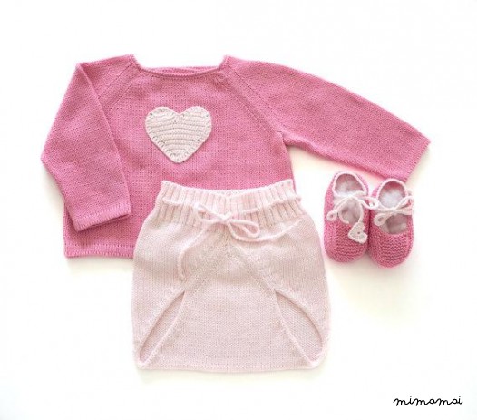 Maglione lavorato a maglia del bambino, copertura del pannolino e scarpe - un dolce cuore rosa.
