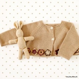 Maglia bambino piccolo cappotto in cammello con fiori di feltro.