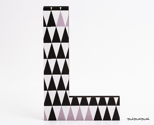 lettera in legno L - trama triangoli neri