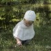 Poncho bianco con il cappello ed i guanti