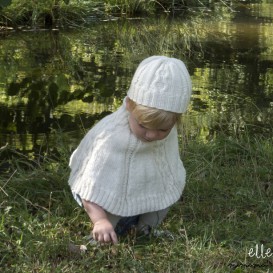 Poncho bianco con il cappello ed i guanti