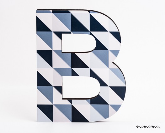 lettera in legno B - trama quadratini blu diagonale