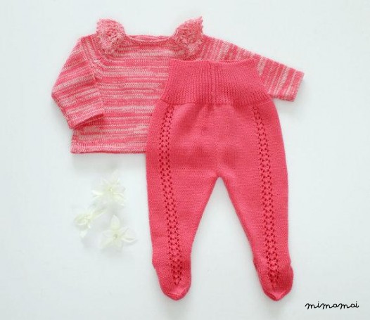 Maglia bambino insieme. Maglione e body. Rosa. Bordo in pizzo.